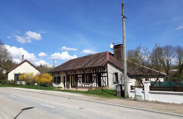 house country close to the city shops shops nearby