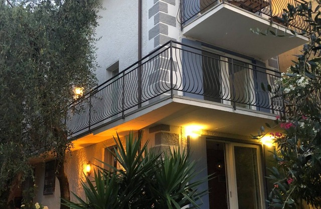 House directly on Lake Garda, own harbor, pebble beach, 2 balconies with lake view