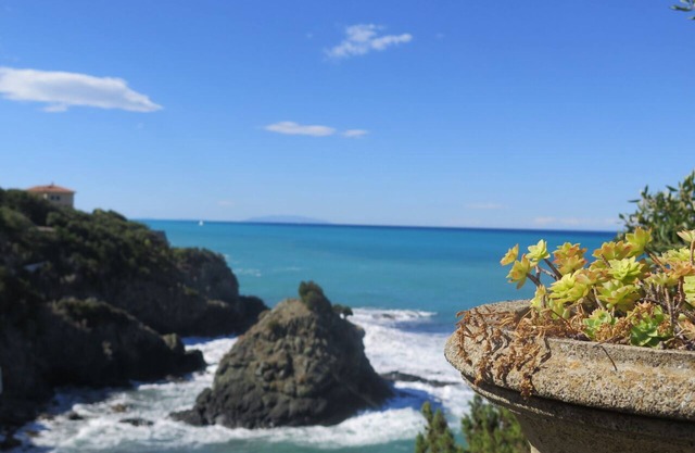 House directly on the sandy beach with rocky coast, fantastic property, unique view