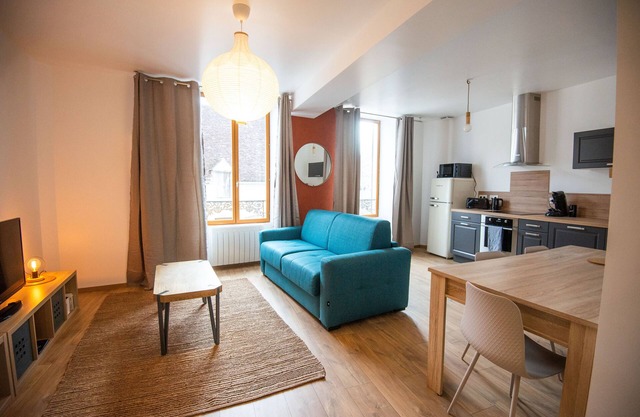 HOUSE DIVIDED INTO 2 APARTMENTS FOR 8 PEOPLE