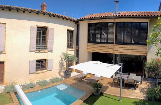 House downtown with swimming pool close to Lyon