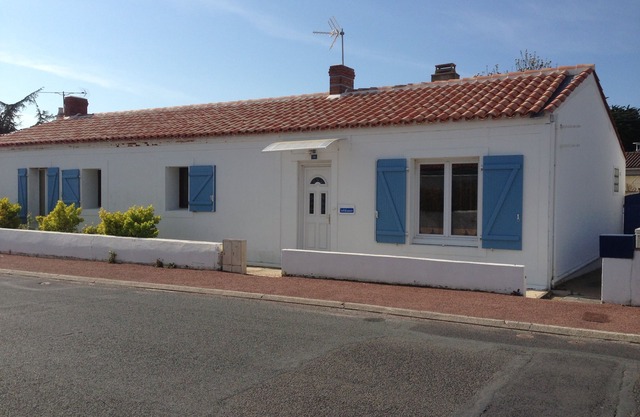 House, enclosed garden, beach 10 min, 2 keys, Wifi, electric vehicle terminal.