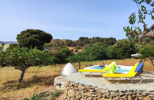 House facing the sea with 5,000 m² garden, swimming pool and unforgettable sunsets.