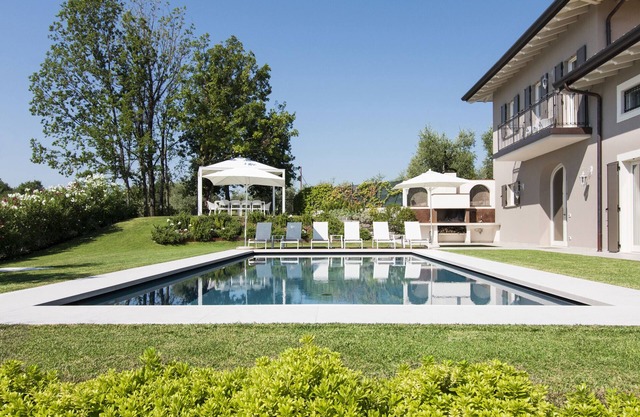 House for 6 adults and 4 kids, 3 bedrooms, private garden, swimming-pool and spa