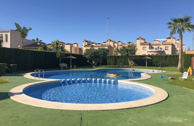 House for 4 people near golf and swimming, in Cabo roig, near Torrevieja, wifi