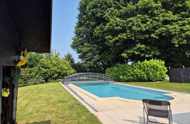 House with swimming pool, pets welcome. 3300-metre fenced park