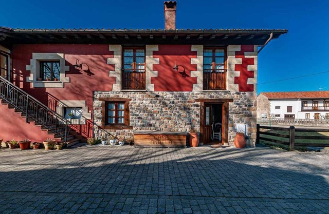House, ideal for 6 people, private garden, beside a river, close to the sea