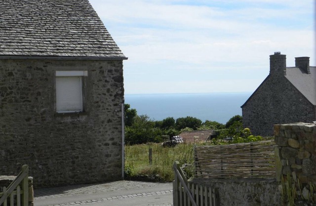 House in La Hague with enclosed garden, parking and pets allowed