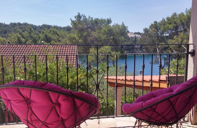 House in Milna (Brač), for up to 6 persons with garden and sea view.