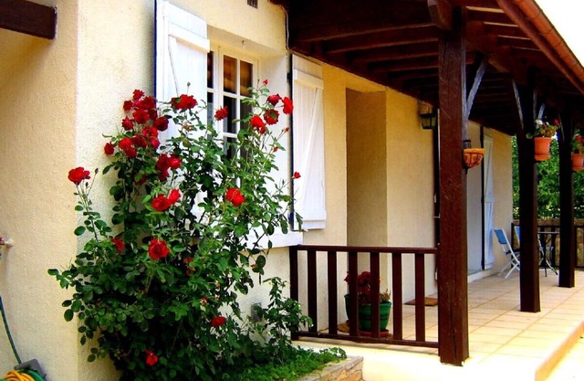 House in the country, but minutes from Sarlat, enclosed garden, pool & WIFI