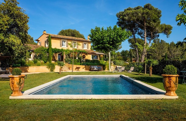 House in the Luberon with traditional heated pool