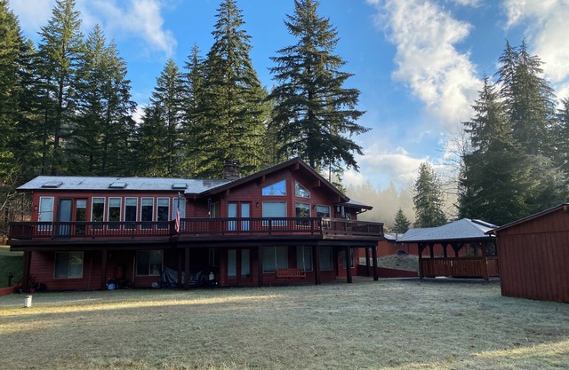 House in the Mountains w/hot tub, sauna, pool table and more !