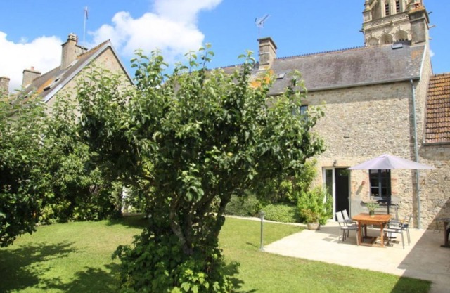 House located on the charming central square of the village of Sainte-Marie-du-Mont