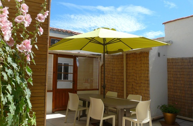 House near beach and all shops, renovated interior, beautiful interior courtyard