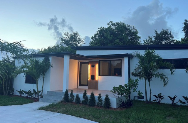 House of Flair: Modern Art Haven