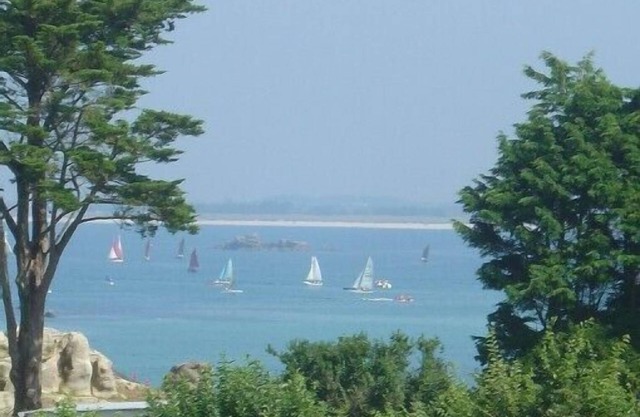 House on enclosed grounds of 1100 m2, parking, 200 m from the sea, dog allowed