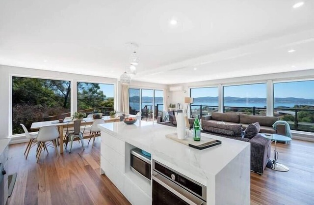 House on the Hill with a View – Sleeps 12, 3 Bath.