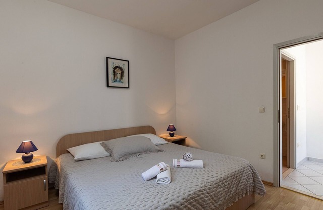 House Rašica - One Bedroom Apartment with Terrace and Sea view (3)