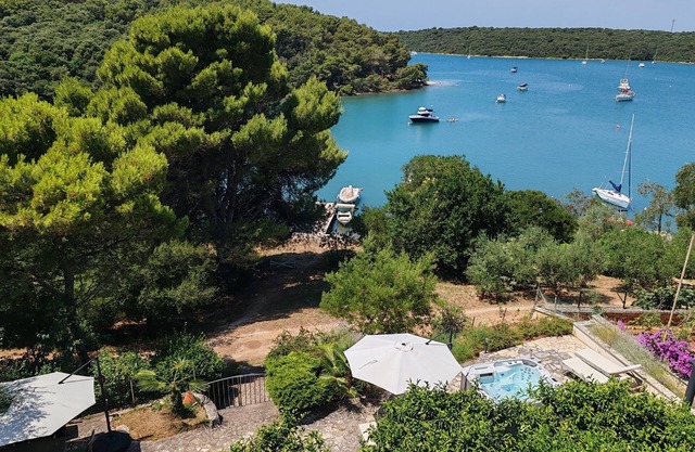 House Rina apartments directly by the sea with whirlpool in a beautiful garden