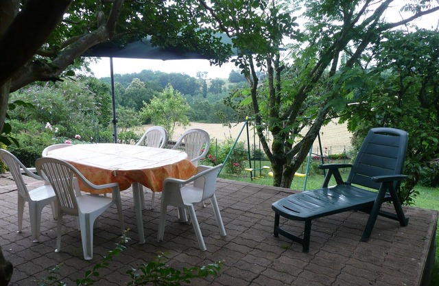 House: shaded terrace, garden, quiet, countryside. Belcastel 18km Conques 35km