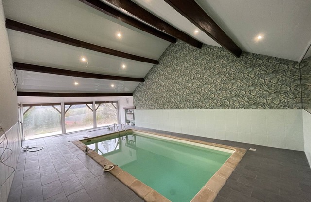 House sleeps 21, heated indoor pool, 1h from Paris