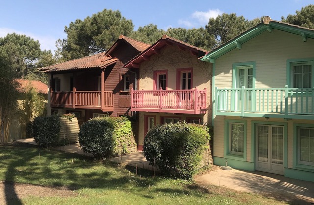 House sleeps 4/5 with large heated summer pool in private grounds.