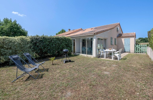 House with a pool at 200m from the beach