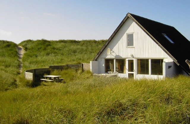House with a luxurious location in the dunes only 75 meters from North Sea waves