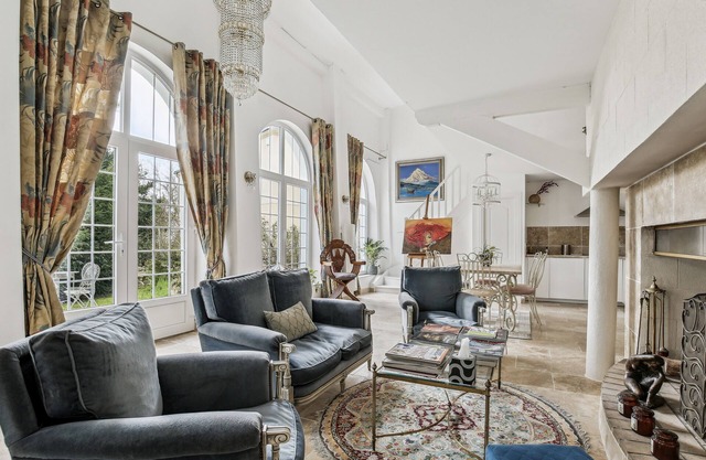 House with a swimming pool 30 minutes from Paris