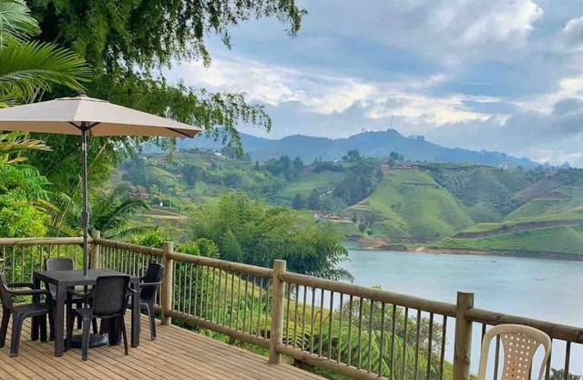 House with beautiful views and access to Lake Guatape.
