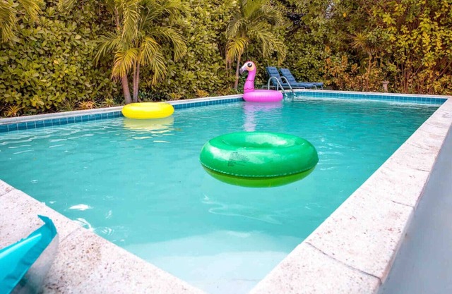 HOUSE WITH BIG POOL & BBQ! 10 MIN TO THE BEACH!