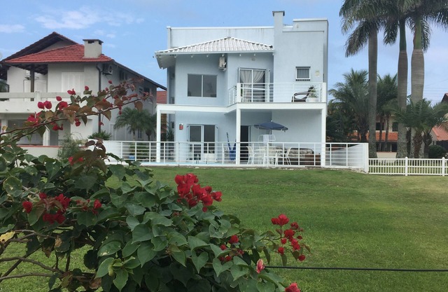 House with swimming pool on the seafront. Air conditioning and TV in all rooms.