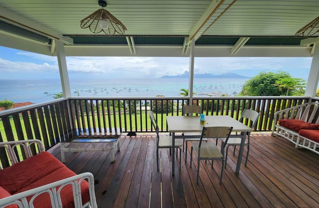 House with breathtaking views of the lagoon and Moorea