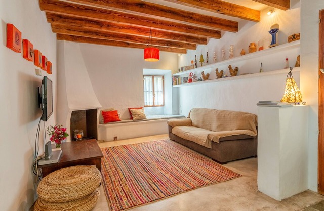 HOUSE WITH CHARM AND PARKING IN THE CENTER OF ARTÁ, SMALL POOL AND SOLARIUM