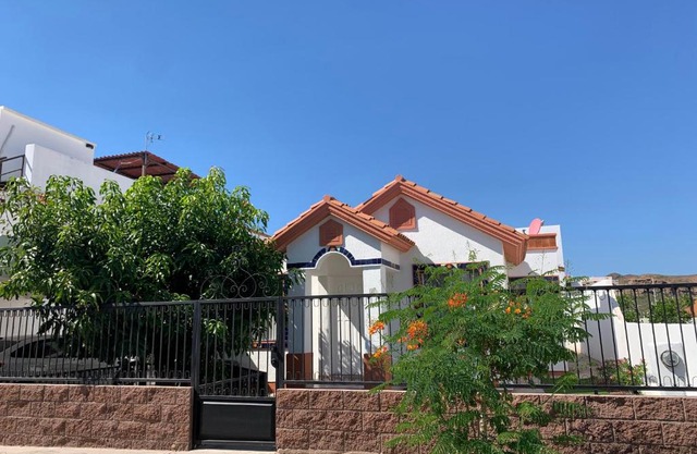House with enclosed yard- 1km to the beach- big garden