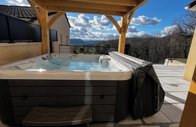 House with private spa and view of the Dordogne valley