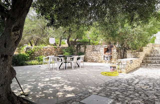 House with garden just a stone's throw from the sea in Salento.