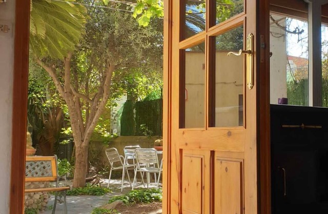 House with garden in the center of Figueres
