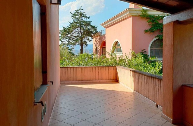 House with garden with sea vew - very close to the first beach