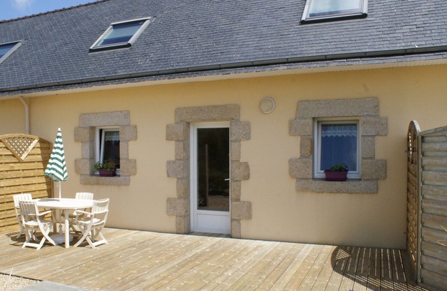 House with heated pool and close to beaches in Lannilis