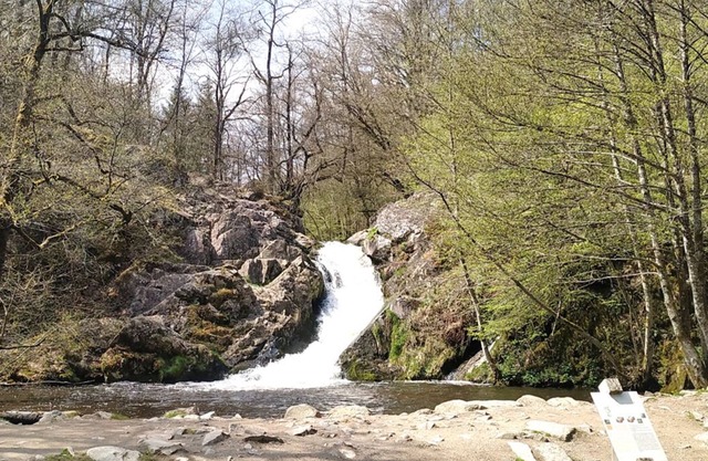 House with large garden 15min walk from Saut de Gouloux