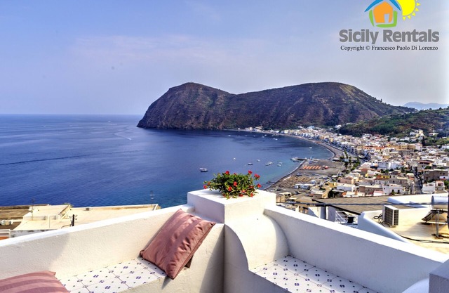 House with panoramic views of the Aeolian coast