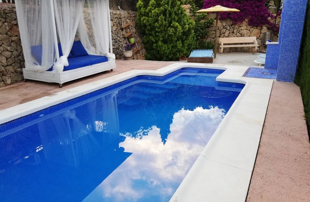 House with pool, large garden and parking located at the foot of the mountain