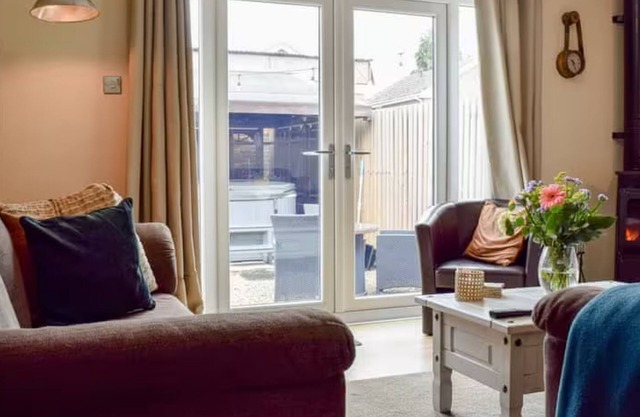 House With Private Hot Tub & All en suite rooms central UK