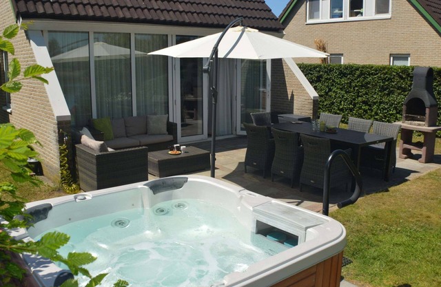 House with sauna, outdoor spa and pedal boat