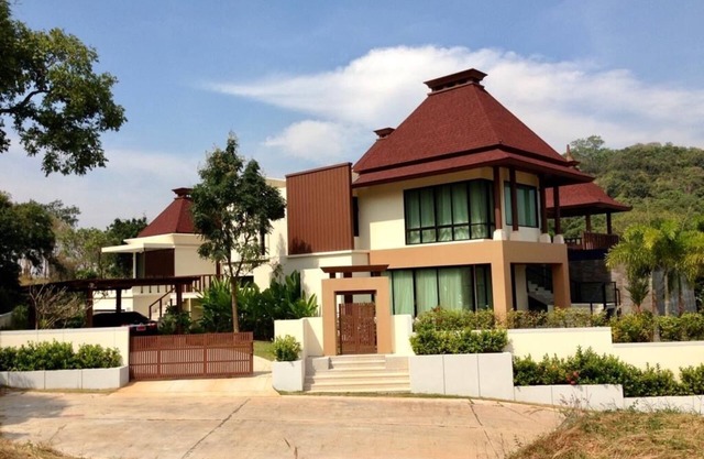 House with sea view and infinity pool