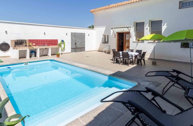 House with swimming pool, wifi and barbecue