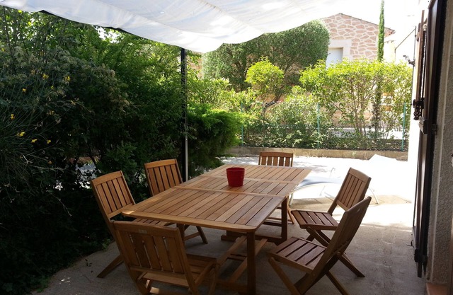 House with swimming pool thirty kilometers from the beach.