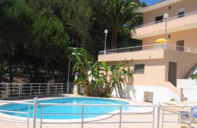 House with swimmingpool and garden near the beach