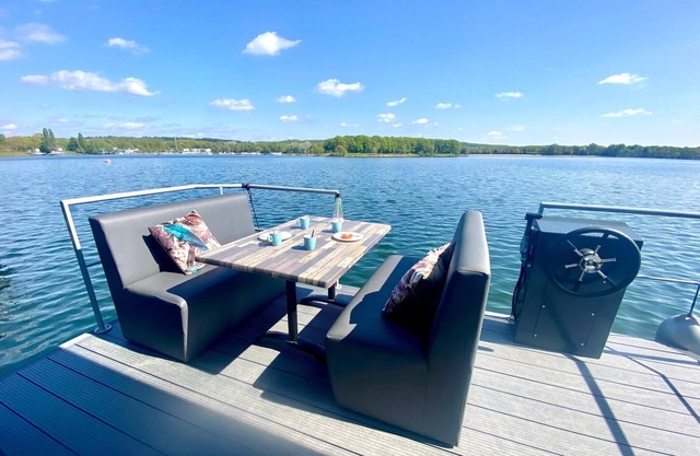 Houseboat Mookerplas with Sauna & Lake View